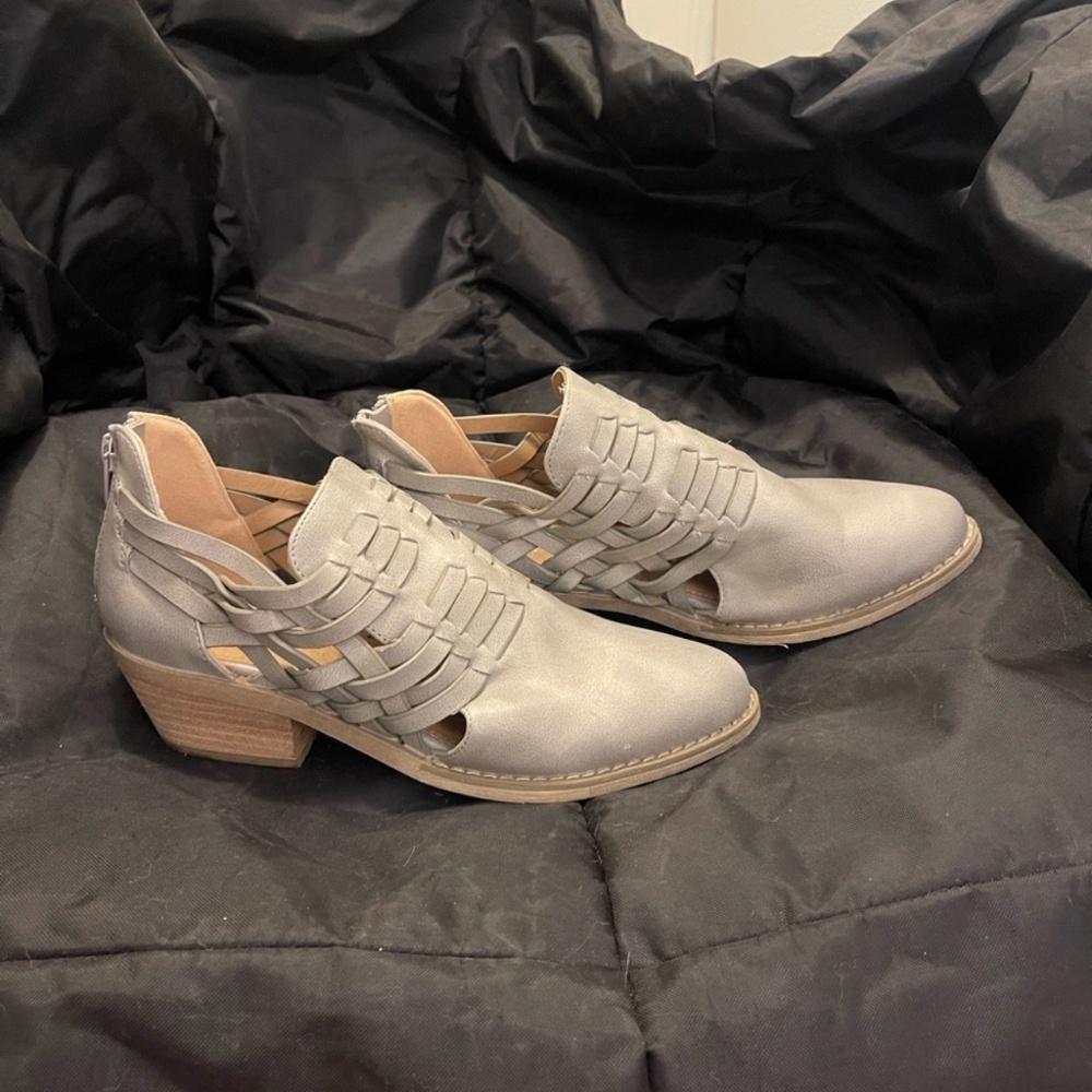 Report shoes size 7.5